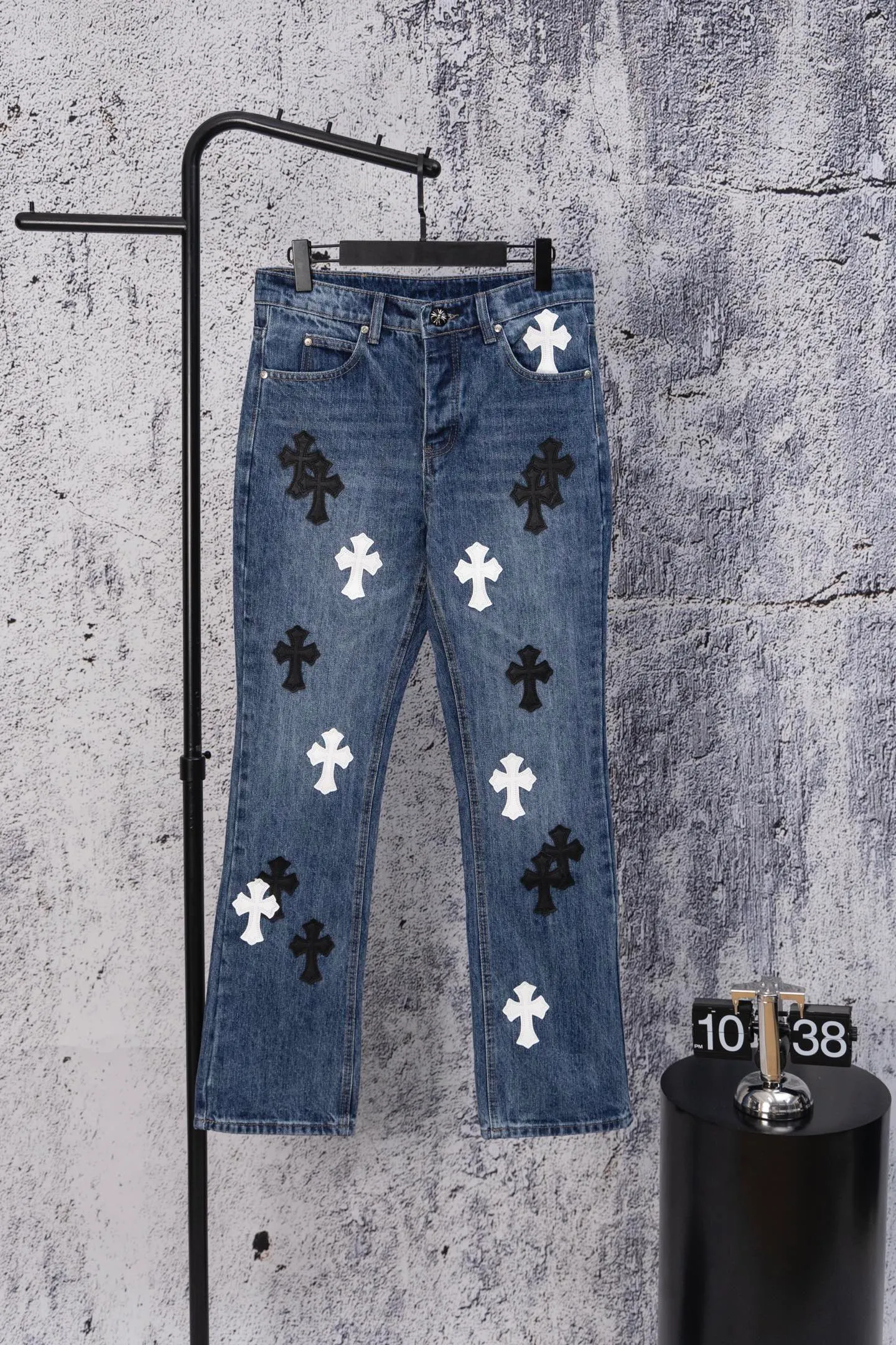 P260 CH Chromehearts limited edition black and white cross patch leather jeans, priced at 34W level, patchwork cross pattern embellishment, washed jeans! ! An absolutely high-end luxury product, a 1.9W-level god-level single product, a super popular product, made by top heavy industry, a magic weapon that cannot be missed! [About Zangyin] This is an extremely luxurious fashion brand that can also be called the aristocracy of the high street. It has always been an exclusive brand for some hipsters or rich second generations. Compared with ordinary high streets, it is more luxurious and noble. Compared with luxury brands, it is more fashionable and individual. It has always been a brand that I have a special liking for. [Top heavy industry fashion design] Consistently high-street luxury style. Speaking of this style, the Zangyin family and GU family are definitely the leading representative brands. Especially the Zangyin family has really achieved a state-of-the-art effect in creating high-street style. The unique washed material is used to create this style. The color system is already quite eye-catching. After it is decorated with patchwork cross flowers, it cleverly highlights the charm of the brand. Secondly, this style uses classic The high-waist cutting design highlights the long legs and fashionable temperament of the upper body. The brand is highly recognizable and the slim fit configuration is more suitable for daily wear. It is a product that interprets personality, fashion, and specifications at a glance. This single product is enough to make any fan excited. It can be a white T-shirt for a youthful college style, or a tight suspender for a royal style. It has strong matching ability and can be easily controlled by men.  [Materials and craftsmanship] Needless to say, this point goes without saying. As an excellent craftsman brand, Zangyin’s requirements for details and craftsmanship are really perfect. The washed color of this model has gone through so many processes, not to mention the embellishment of denim appliques. It is also purely hand-made and sewn. Just like what they believe in, only hand-made things have soul and have the meaning of wear. A top-notch heavy-duty fashionable denim item, I look forward to your perfect interpretation! !  Color: blue Size: 28-36